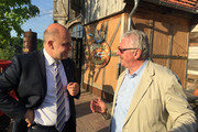 Landrat (links im Bild) im Gespräch mit Frank Havemann, Leiter der Öffentlichkeitsarbeit der Karls Markt OHG und Referent des 11. Regionalforums der KAG.