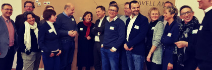 Einige der Teilnehmer mit den beiden Initiatoren Dr. Helga Breuniger und Landrat Roger Lewandowski vor der Havellandkarte, ©Landkreis Havelland