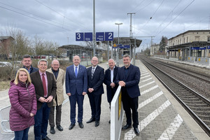 Eine Gruppe von Menschen steht auf einem Bahnsteig - Klick öffnet Bildbetrachter
