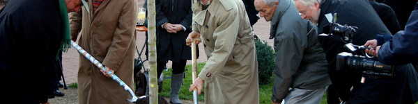 Landrat Dr. Burkhard Schröder, Werner Bader, der Kreistagsvorsitzender Jürgen Bigalke, Dr. Hans-Ulrich Bieler und Friedrich-Carl von Ribbeck, Nachfahre des berühmten "Herrn von Ribbeck" (v.re.) beim Pflanzen des letzten Birnbaums
