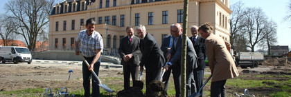 Ortsvorsteher Jürgen Gaschler, Landrat Dr. Burkhard Schröder, Staatssekretär Hermann Binkert und Jessica Dittrich (vorne von links) pflanzten gemeinsam die "Nordhäuser Winterforelle" vor dem Schloss Ribbeck.