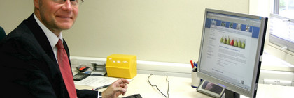 Dezernent Andreas Ernst arbeitet zum ersten Mal an der neuen Internetseite der Volkshochschule Havelland.