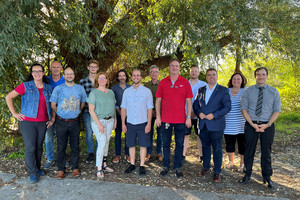 Eine Gruppe von Menschen steht unter einem Baum - Klick öffnet Bildbetrachter