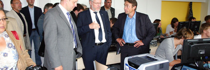 Landrat Dr. Burkhard Schröder (Mi.) mit dem Ersten Beigeordneten Roger Lewandowski (li.) und dem SPD-Fraktionschef im Brandenburger Landtag Günter Baaske (re.) bei einem Rundgang durch die neuen Räume.