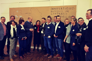 Einige der Teilnehmer mit den beiden Initiatoren Dr. Helga Breuniger und Landrat Roger Lewandowski vor der Havellandkarte, ©Landkreis Havelland