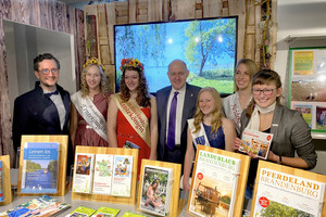 Landrat Roger Lewandowski (Mitte) bei seinem Rundgang in der Brandenburg-Halle der Grünen Woche.