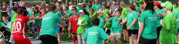 Die Förderschule Spektrum aus Rathenow animierte die Besucher zur gemeinsamen Aufwärmrunde. 