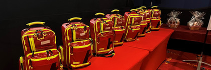 Klick öffnet Pressetext; Ersthelferausrüstung