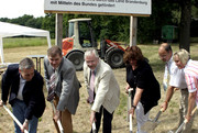 Kreistagsabgeordneter Halvor Adrian, Bürgermeister Holger Schreiber, Landrat Dr. Burkhard Schröder, Hannelore Watzke vom Landesbetrieb für Straßenwesen, Kreisbaubeigeordneter Jürgen Goulbier und die Kreistagsabgeordnete Manuela Vollbrecht (v.li.n.re.) vollzogen den ersten Spatenstich für den Radwegebau in Priort.