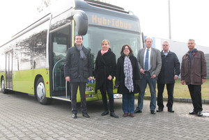 v.l.: Senol Tsakintsi, Key Account Manager ÖPNV der MAN Truck & Bus Deutschland GmbH, vom Landkreis Havelland die Klimaschutzbeauftragte Johanna Hornig und die Leiterin des Umweltamtes, Christine Fliegner, das Mitglied des Aufsichtsrates der Havelbus Verkehrsgesellschaft, Udo Appenzeller, der amtierende Geschäftsführer der Havelbus Verkehrsgesellschaft, Hans-Peter Kumrow, Leiter Technik der Havelbus Verkehrsgesellschaft mbH