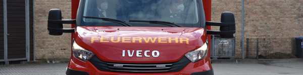 Landrat Roger Lewandowski und Nauens Bürgermeister Manuel Meger kamen mit dem Gerätewagen zur offiziellen Übergabe, ©Norbert Faltin