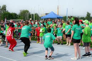 Die Förderschule Spektrum aus Rathenow animierte die Besucher zur gemeinsamen Aufwärmrunde. 