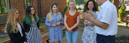 Landrat (rechts im Bild) im Gespräch mit den Azubis aus Siegen-Wittgenstein, Julia Grün und Celine Krämer, ihren Patinnen Alice Babi und Anna Pollack sowie Ausbildungsleiterin Susanne Klaus (v.l.), © Landkreis Havelland