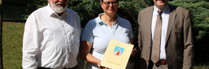 Landrat Roger Lewandowski (rechts) überbrachte Schulleiterin Kerstin Pollak von der Grundschule „Am Weinberg“ und Rathenows Bürgermeister Ronald Seeger einen Fördermittelbescheid in Höhe von 8.183 Euro.