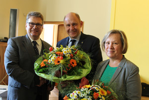 Landrat Roger Lewandowski und die Vorsitzende des Kreistages, Manuela Vollbrecht, waren die ersten Gratulanten. Foto: Landkreis
