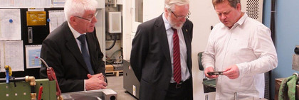 EBK Rathenower Feinguss GmbH & Co KG: Jens Krüger, ehemaliger Geschäftsführer, Landrat Dr. Burkhard Schröder, Geschäftsführer Torsten Falke (v.l.)