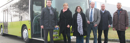v.l.: Senol Tsakintsi, Key Account Manager ÖPNV der MAN Truck & Bus Deutschland GmbH, vom Landkreis Havelland die Klimaschutzbeauftragte Johanna Hornig und die Leiterin des Umweltamtes, Christine Fliegner, das Mitglied des Aufsichtsrates der Havelbus Verkehrsgesellschaft, Udo Appenzeller, der amtierende Geschäftsführer der Havelbus Verkehrsgesellschaft, Hans-Peter Kumrow, Leiter Technik der Havelbus Verkehrsgesellschaft mbH