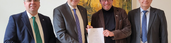 Klick öffnet Bildbetrachter; 4 Männer