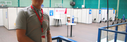 Bild vom Leiter des Impfzentrums Rathenow, im Hintergrund sind die IMpfkabinen zu sehen.