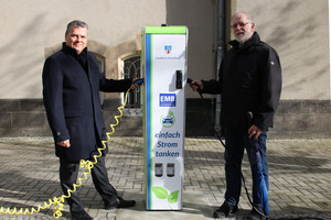 Dr. Jens Horn und Dr. Henning Kellner tanken Strom an der neuen E-Ladesäule vor dem Kreishaus in Nauen.