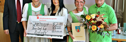 Foto: Landrat, Gudrun Lewwe, Ortsvorsteherin von Garlitz, (2.v.l) und ihre Mitstreiter sowie Ilka Lenke, Amtsdirektorin (3.v.l.) 