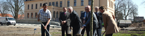 Ortsvorsteher Jürgen Gaschler, Landrat Dr. Burkhard Schröder, Staatssekretär Hermann Binkert und Jessica Dittrich (vorne von links) pflanzten gemeinsam die "Nordhäuser Winterforelle" vor dem Schloss Ribbeck.