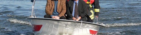 Landrat Schröder, Amtsdirektor Jendretzky und Brandmeister Mirschel (h.) testen das neue SwissCat 24