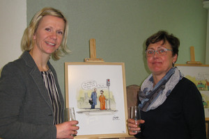 Christina Höffler und Kristina Haupt stehen vor einem der ausgestellten Werke.