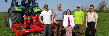 Die am Humusprojekt teilnehmenden Landwirte Kai-Holger Dech und Enrico Voigt stehen gemeinsam mit Umweltamtsleiterin Christine Fliegner, Agraringenieur Dietmar Näser und Klimaschutzmanagerin Johanna Hornig auf einer vom Unterbodenlockerer bearbeiteten Fläche, © Landkreis Havelland