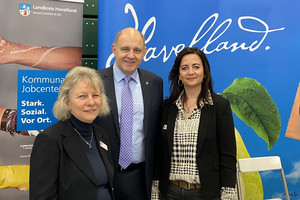 Landrat Roger Lewandowski, hier am Stand der Kreisverwaltung Havelland, bei seinem Rundgang auf der Börse für Ausbildung und Studium 2020.