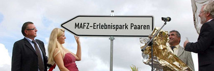 Enthüllung des Namensschildes durch den Landrat des Landkreises Havelland, Dr. Burkhard Schröder, mit Kreisbauernpräsident Udo Folgart, Ina-Marie Bölke, der frisch gekürten Havelländer Erntekönigin und dem Amtsdirektor des Ländchens Rhinow, Gerd Jendretzky (v.r.).