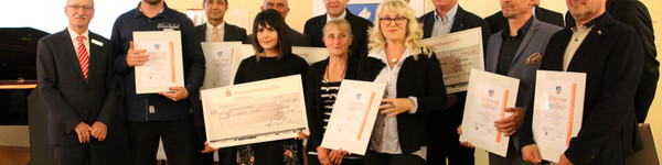 Landrat Roger Lewandowski und die Preisträger des Wirtschaftsförderpreises 2018.