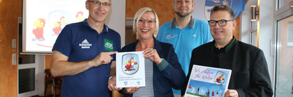 Jörg Wartenberg, Nicole Oetzmann, Martin Skowronek und Wolfgang Gall (von links) präsentieren das Gütesiegel Kinderschutz.