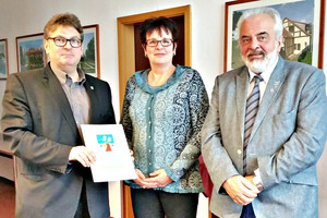 Die Leiterin des Frauenhauses, Catrin Seeger (Mitte), zusammen mit Sozialdezernent Wolfgang Gall und Bürgermeister der Stadt Rathenow, Ronald Seeger.