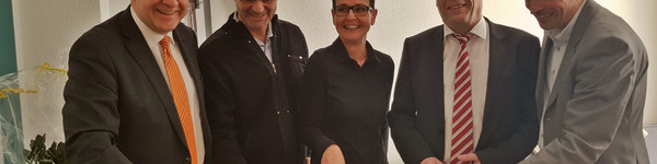 Landrat Roger Lewandowski, Heinz Golze (Vorsitzender des Kreisseniorenrates), Monika Rißmann (KWR), Hans-Jürgen Lemle (stellv. Bürgermeister der Stadt Rathenow) und Guido Panschuk (Geschäftsführer Diakonisches Werk Havelland) schnitten die Torte an.