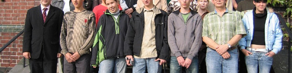 Elke Ball, LEB-Chefin, Roger Lewandowski, Erster Beigeordneter im Landkreis (l.) und die deutsch-polnische Azubigruppe vor dem Kreishaus in Rathenow