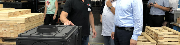 Landrat Roger Lewandowski (rechts) im Gespräch mit Rowa-Betriebsleiter Dirk Konchak (links) und Rathenows Bürgermeister Ronald Seeger.