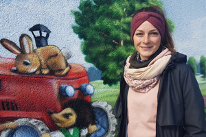 Lena Ullrich vor der Rhinower Kita „Knirpsenstadt“, in der sie derzeitig arbeitet, ©Landkreis Havelland