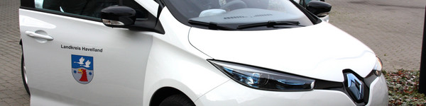 Johanna Hornig, Klimaschutzbeauftragte, testet das Elektroauto