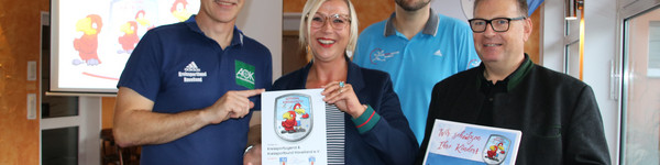 Jörg Wartenberg, Nicole Oetzmann, Martin Skowronek und Wolfgang Gall (von links) präsentieren das Gütesiegel Kinderschutz.