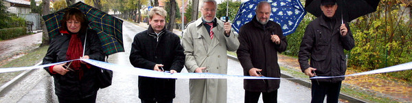 Landrat Dr. Burkhard Schröder (Mi.), Bauunternehmer Ingo Friese (2.v.li.) und Bürgermeister Erhard Hesse (2.v.re.) gaben die fertig gestellte HVL 12 in Paulinenaue für den Straßenverkehr frei.