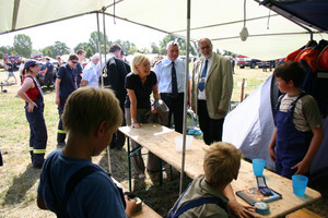 Ministerin Dagmar Ziegler, der Vorsitzende des Kreisfeuerwehrverbandes Frank Pfuhl und der Beigeordnete Dr. Henning Kellner kamen anlässlich der Eröffnung des Jugendlagers auch mit Kindern und Jugendlichen ins Gespräch.