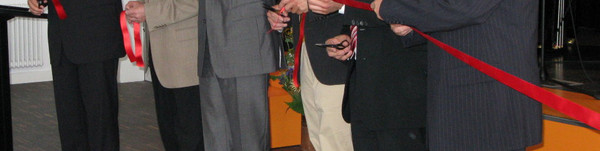 Beim Durchtrennen des Bandes v.r.: Eckhard Vierjahn, Leiter des OSZ Havelland, das Architektenteam Galandi und Schirmer, Minister Rupprecht, Landrat Dr. Schröder, Schuldezernent Roger Lewandowski.