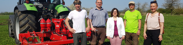 Die am Humusprojekt teilnehmenden Landwirte Kai-Holger Dech und Enrico Voigt stehen gemeinsam mit Umweltamtsleiterin Christine Fliegner, Agraringenieur Dietmar Näser und Klimaschutzmanagerin Johanna Hornig auf einer vom Unterbodenlockerer bearbeiteten Fläche, © Landkreis Havelland