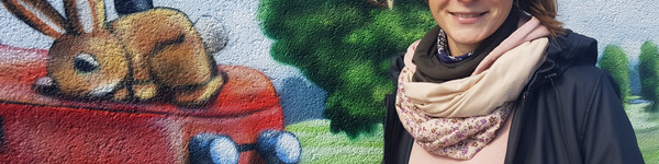 Lena Ullrich vor der Rhinower Kita „Knirpsenstadt“, in der sie derzeitig arbeitet, ©Landkreis Havelland