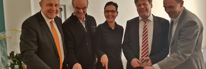 Landrat Roger Lewandowski, Heinz Golze (Vorsitzender des Kreisseniorenrates), Monika Rißmann (KWR), Hans-Jürgen Lemle (stellv. Bürgermeister der Stadt Rathenow) und Guido Panschuk (Geschäftsführer Diakonisches Werk Havelland) schnitten die Torte an.