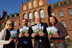 Mit der neuen Kreisbroschüre in der Hand: Bianca Lange (Pressestelle), Mario Fischer (Städte-Verlag), Landrat Roger Lewandowski und Caterina Rönnert (Pressestelle), © Landkreis Havelland