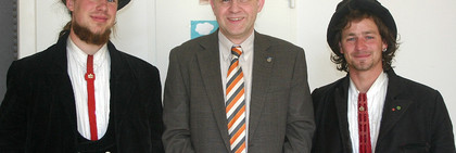 Roger Lewandowski begrüßte die Wandergesellen Charlie Weituschat (li.) und Dominic Felder (re.) in der Kreisverwaltung in Rathenow.