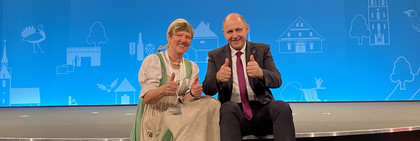 Landrat Roger Lewandowski gemeinsam mit Ortsvorsteherin Gudrun Lewwe, ©Landkreis Havelland