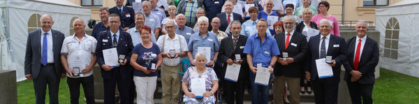Die Preisträger stehen gemeinsam auf einer Treppe - Klick öffnet Bildbetrachter